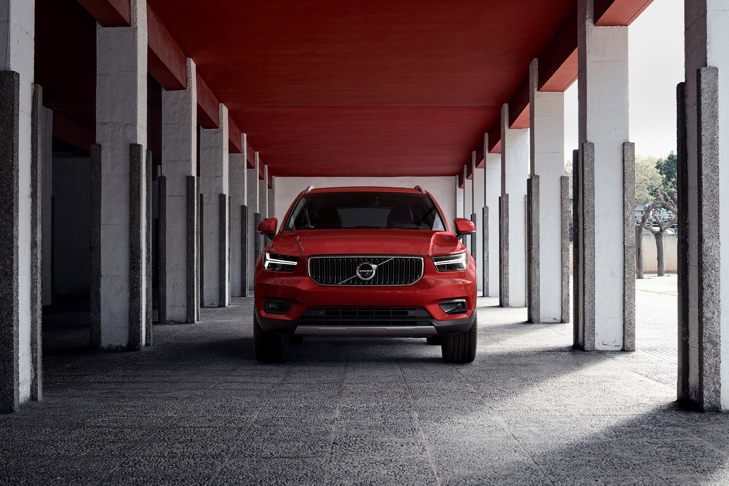 Volvo XC40 - head on