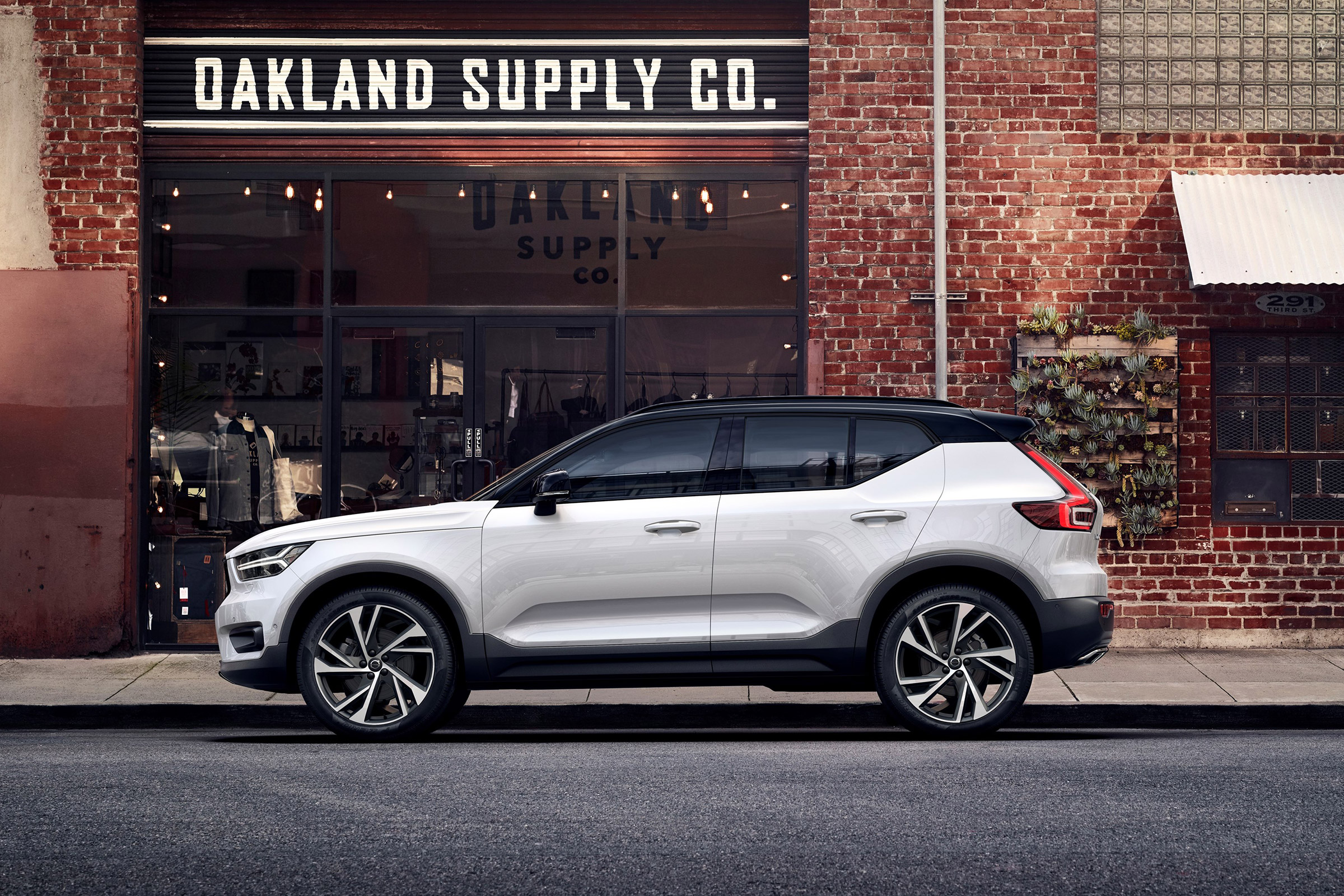 Volvo XC40 - profile