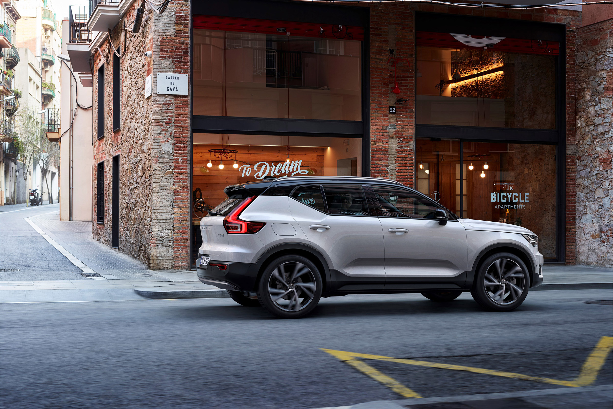 Volvo XC40 - rear