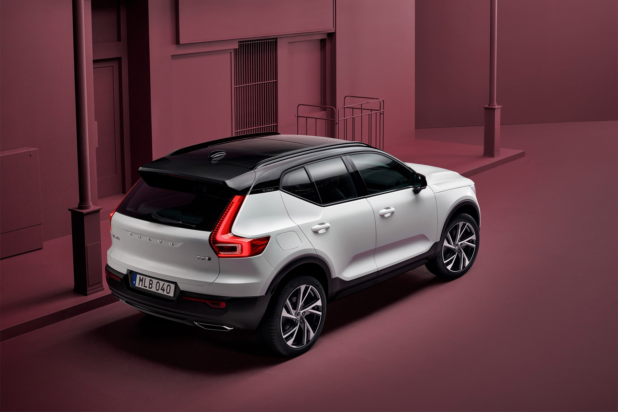 Volvo XC40 - rear