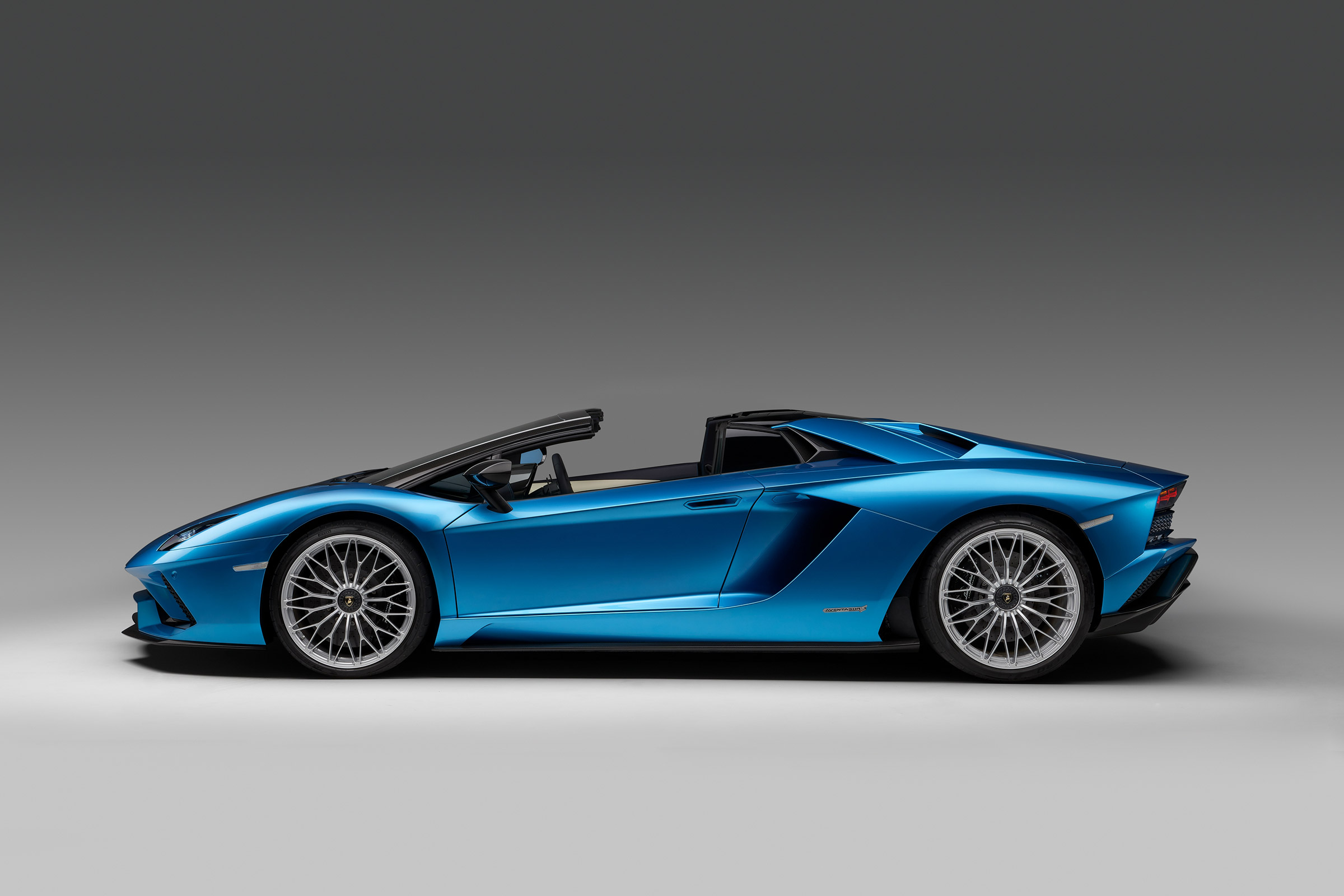 Lamborghini Aventador S Roadster - profile