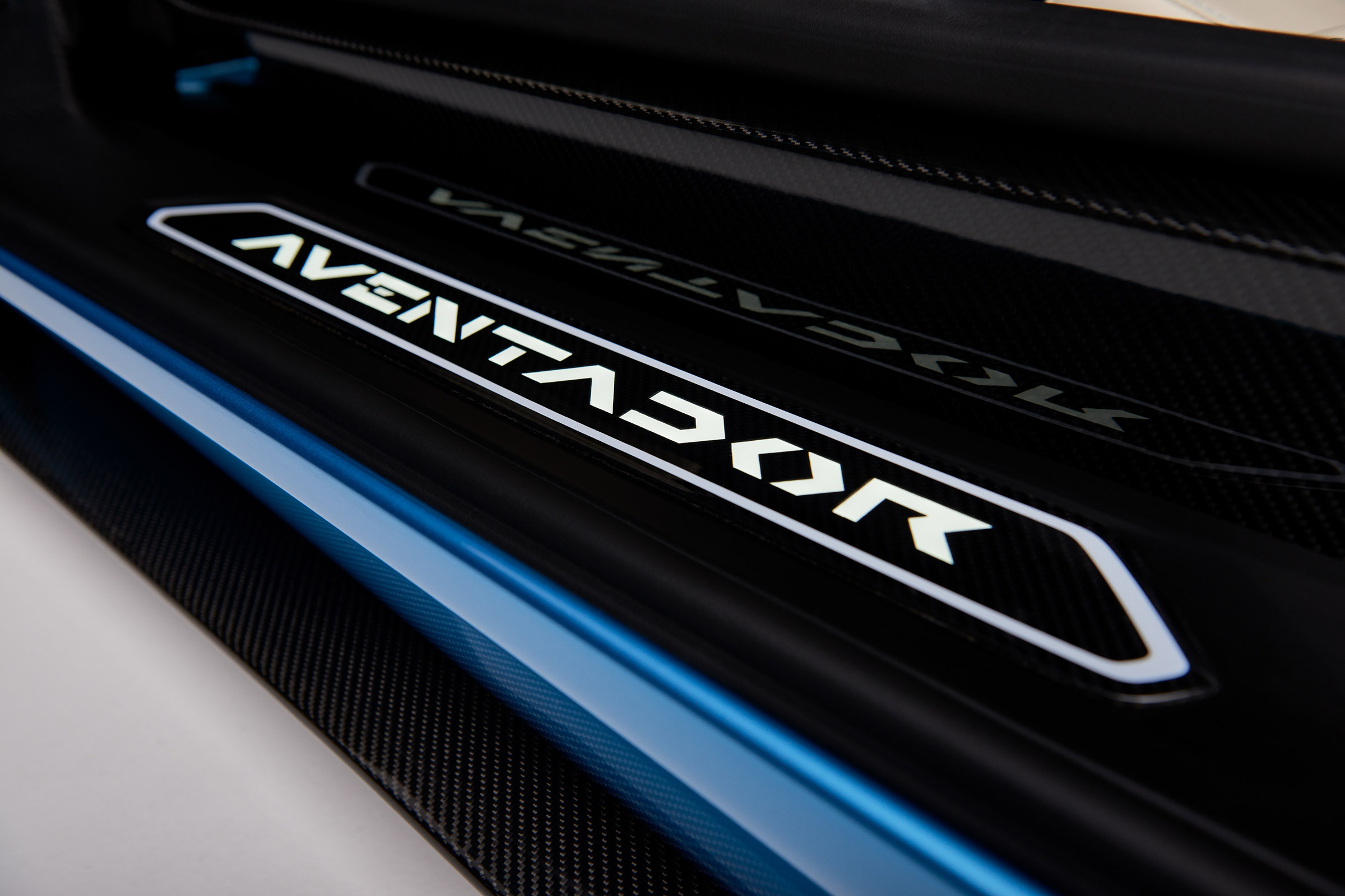 Lamborghini Aventador S Roadster - sill
