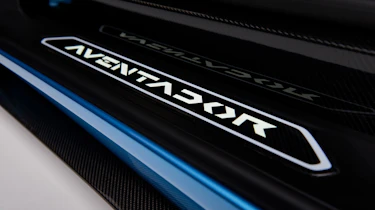 Lamborghini Aventador S Roadster - sill