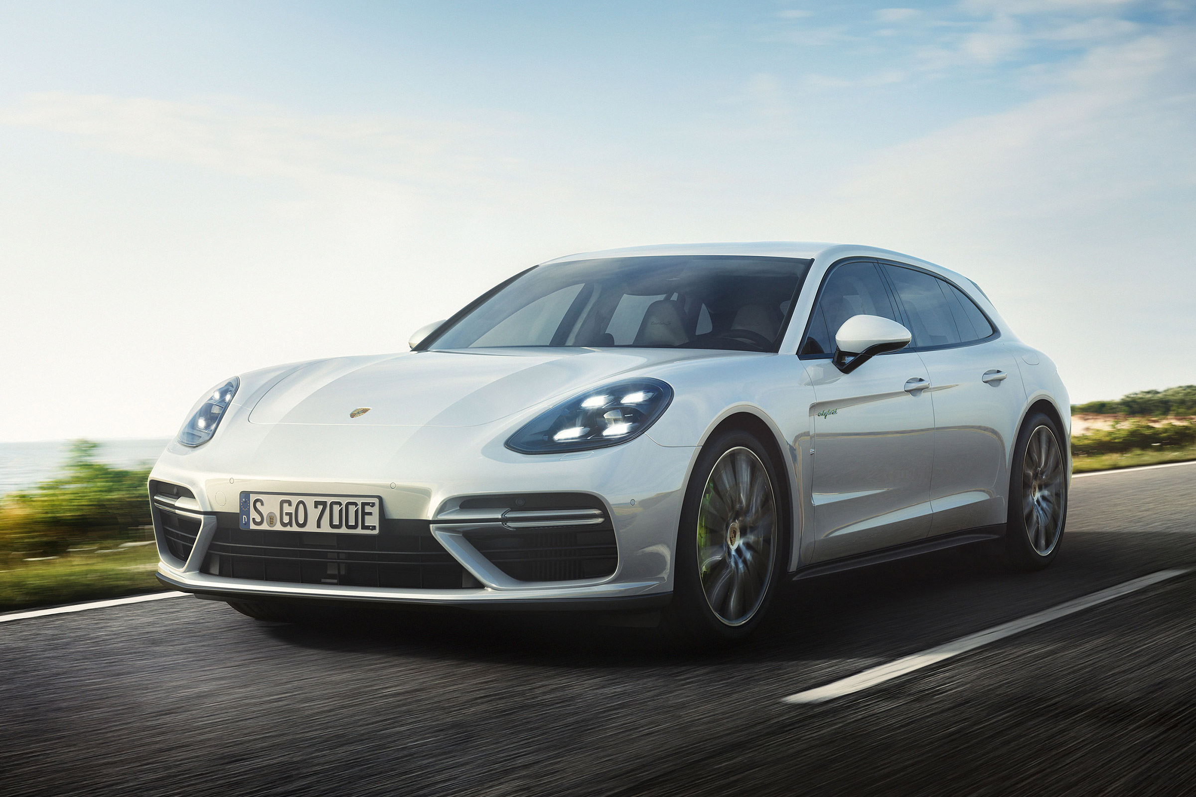 Porsche Panamera Turbo S E-Hybrid Sport Turismo - front quarter