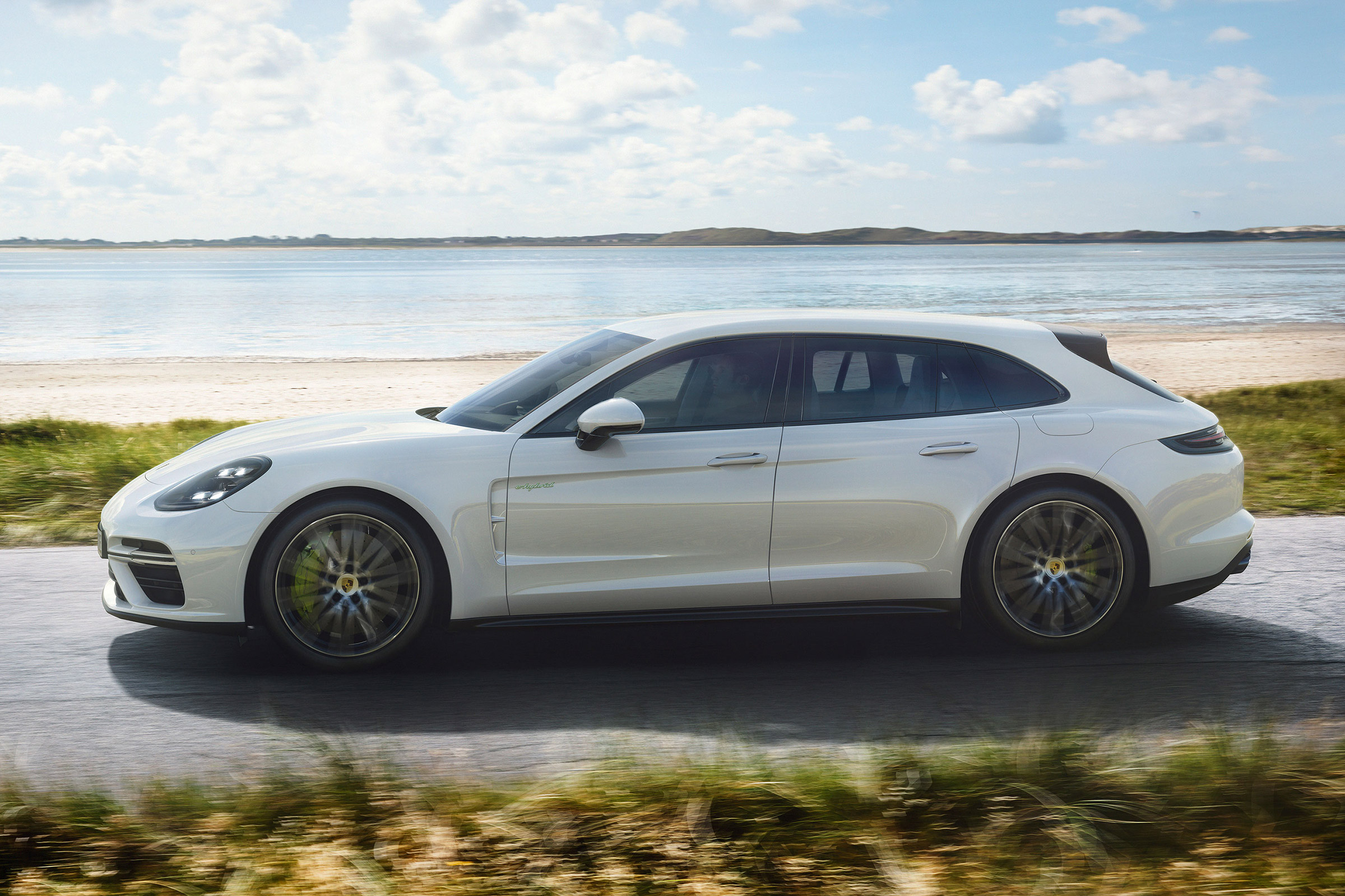 Porsche Panamera Turbo S E-Hybrid Sport Turismo - profile