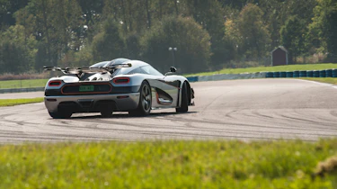Koenigsegg One:1 - rear driving