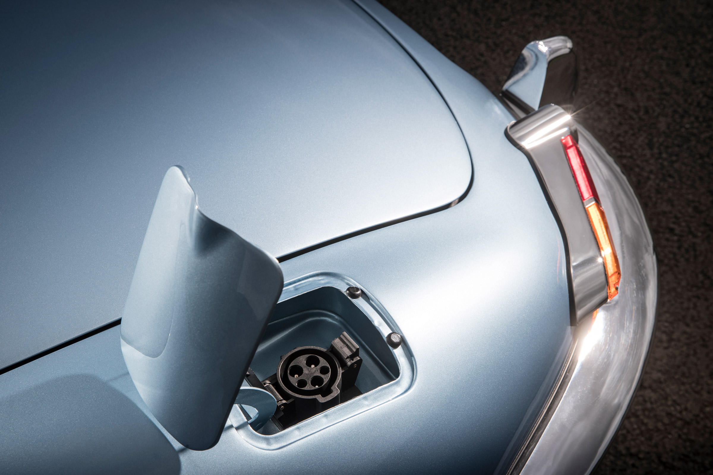 Jaguar E-type Zero charger