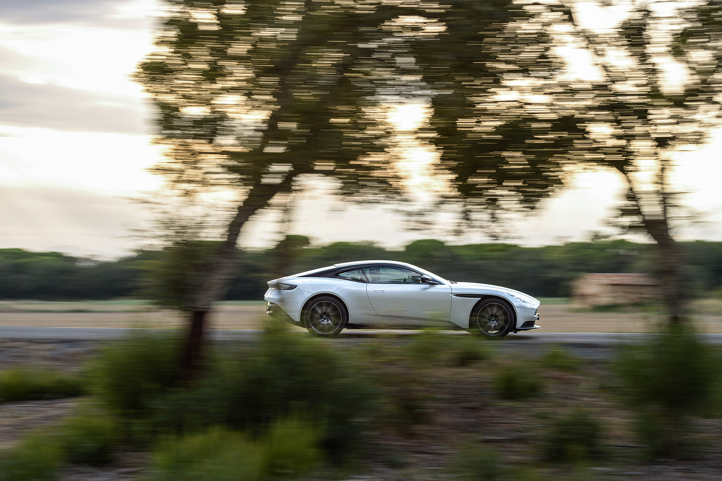 Aston Martin DB11 V8 - profile
