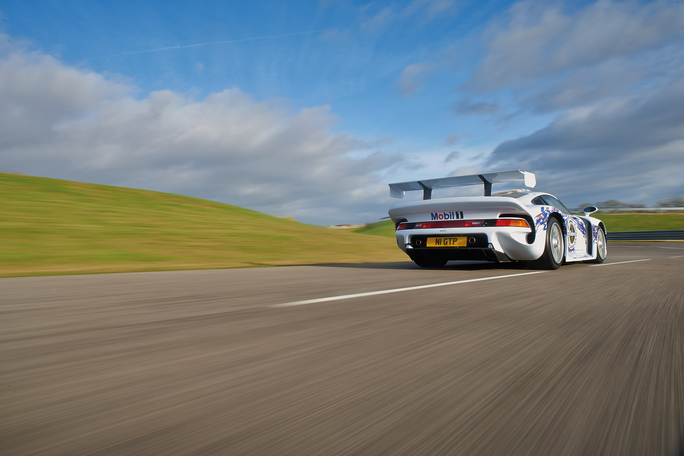 Porsche 911 GT1 - rear