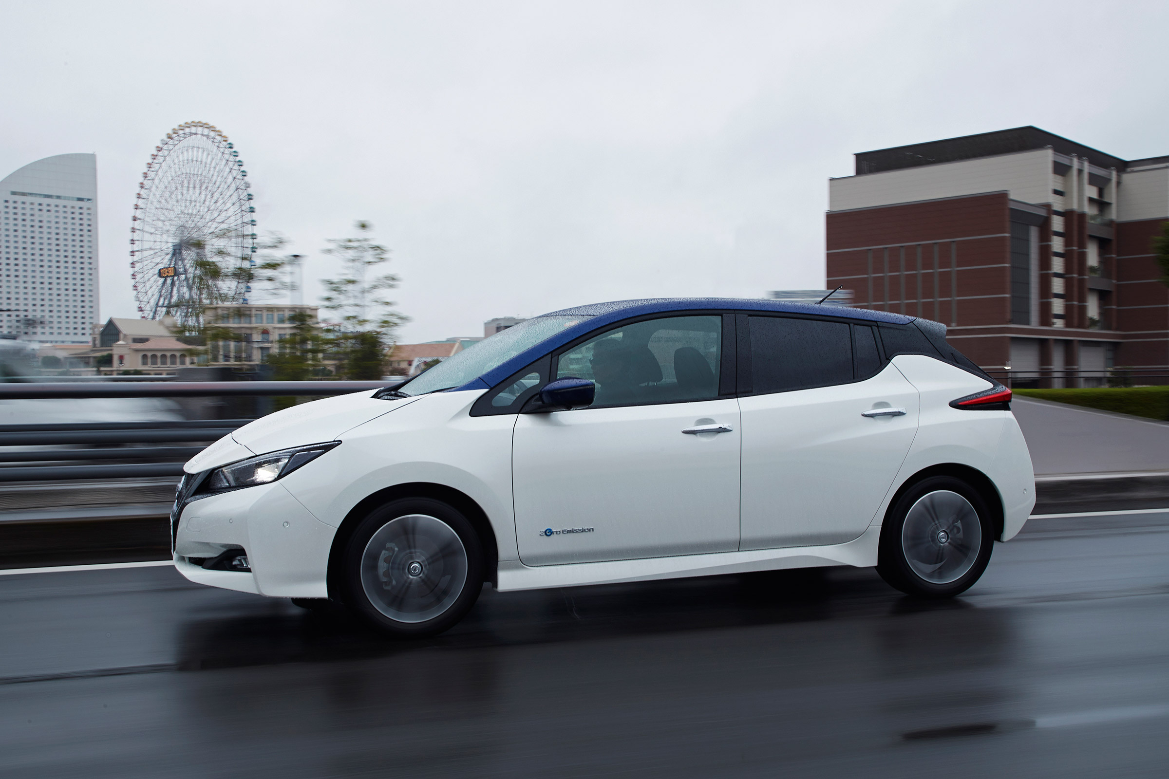 Nissan Leaf drive Japan - side