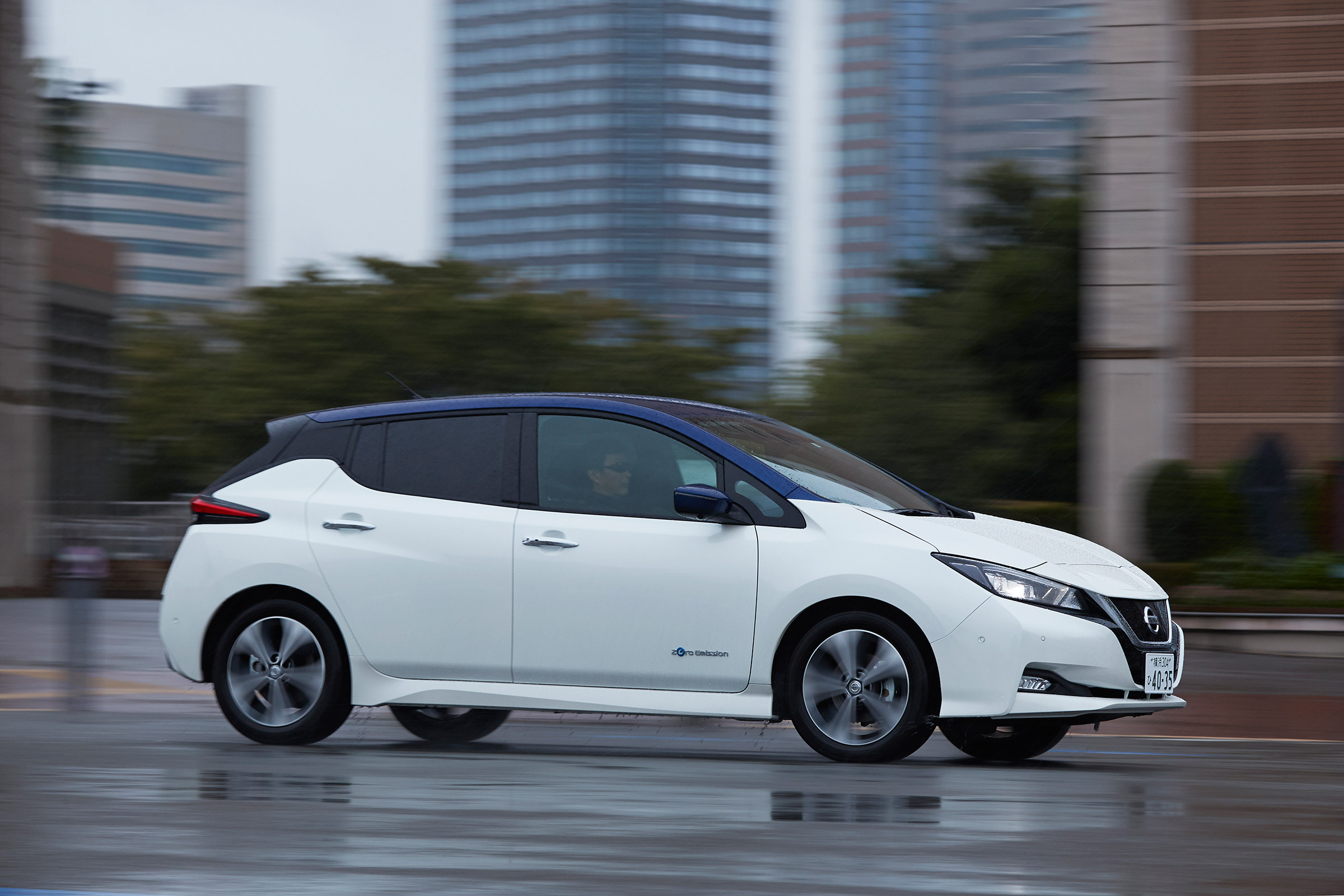 Nissan Leaf drive Japan - side