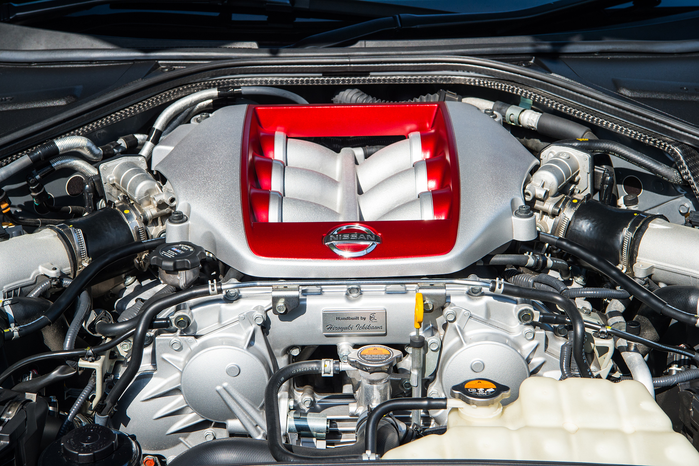 BMW M4 Competition Package v Nissan GT-R