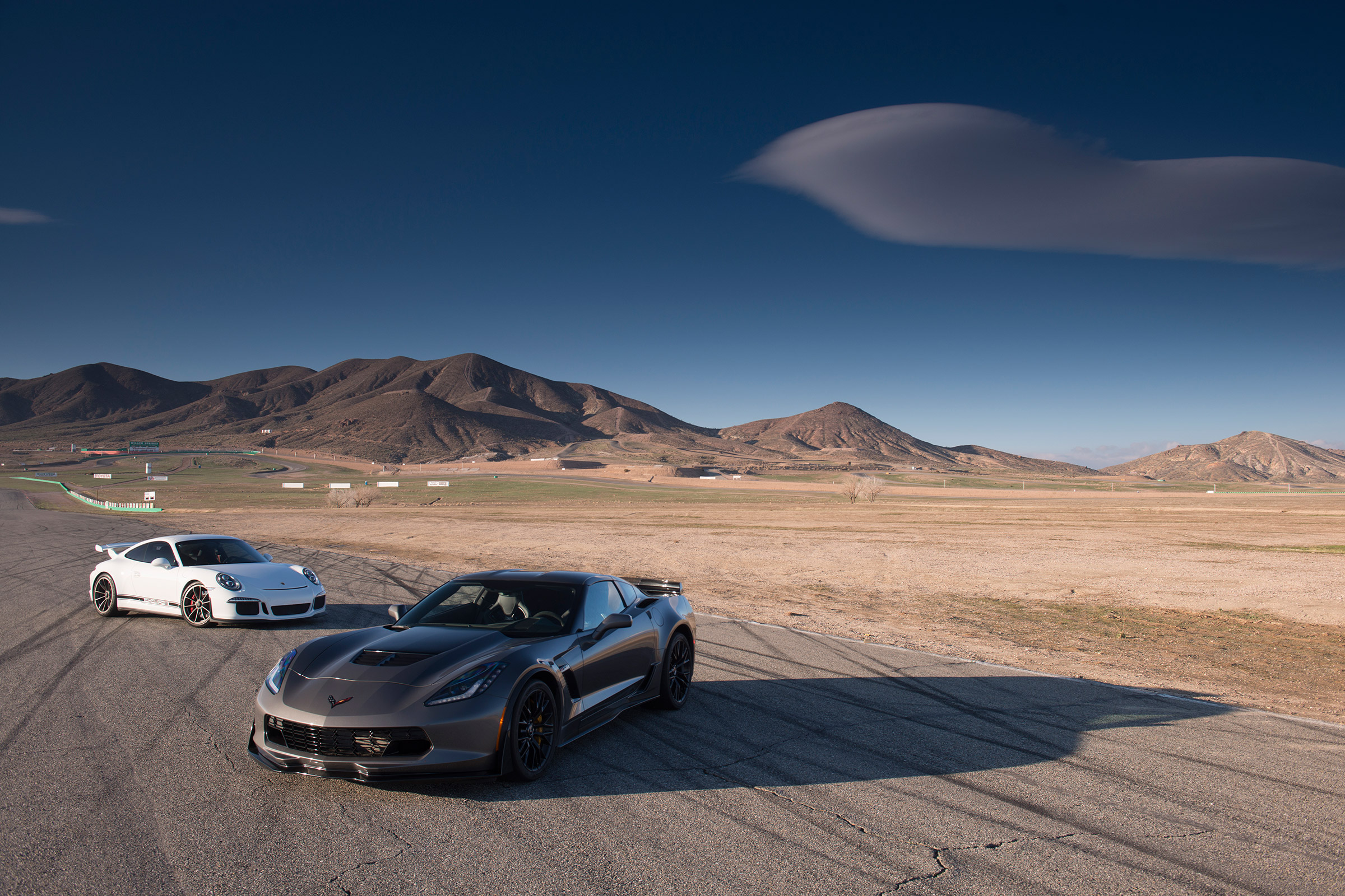 ZO6 v 911 GT3 US - track static