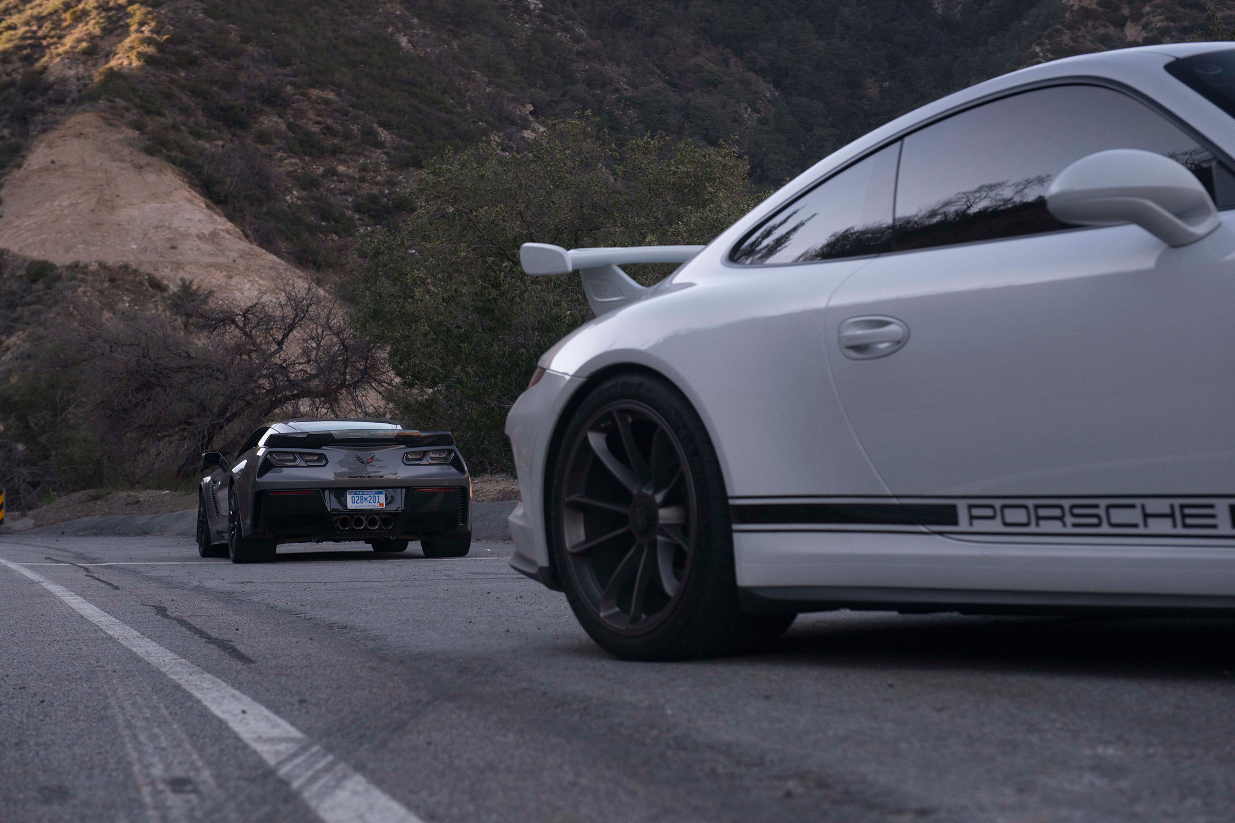 ZO6 v 911 GT3 US - static