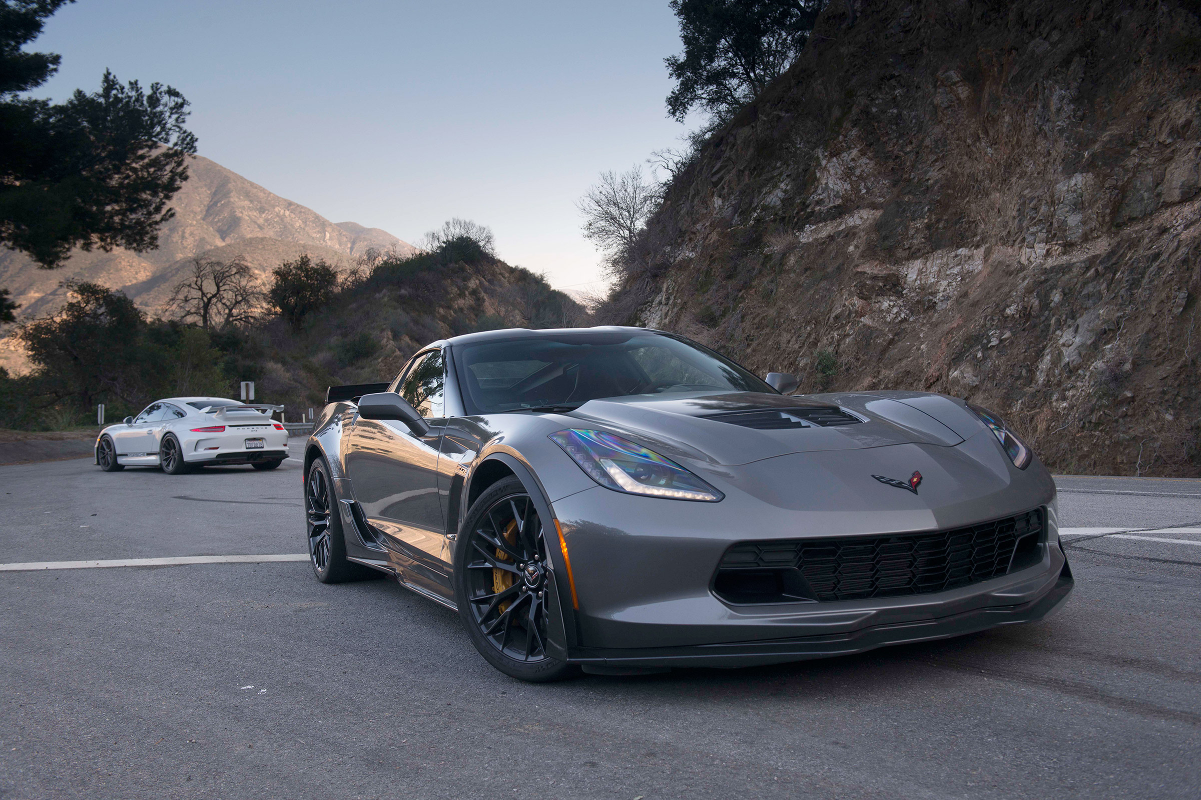 ZO6 v 911 GT3 US - static front