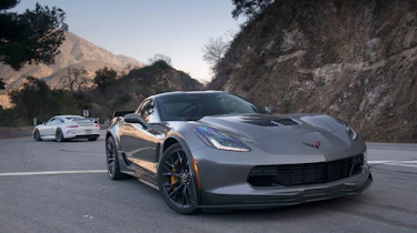ZO6 v 911 GT3 US - static front