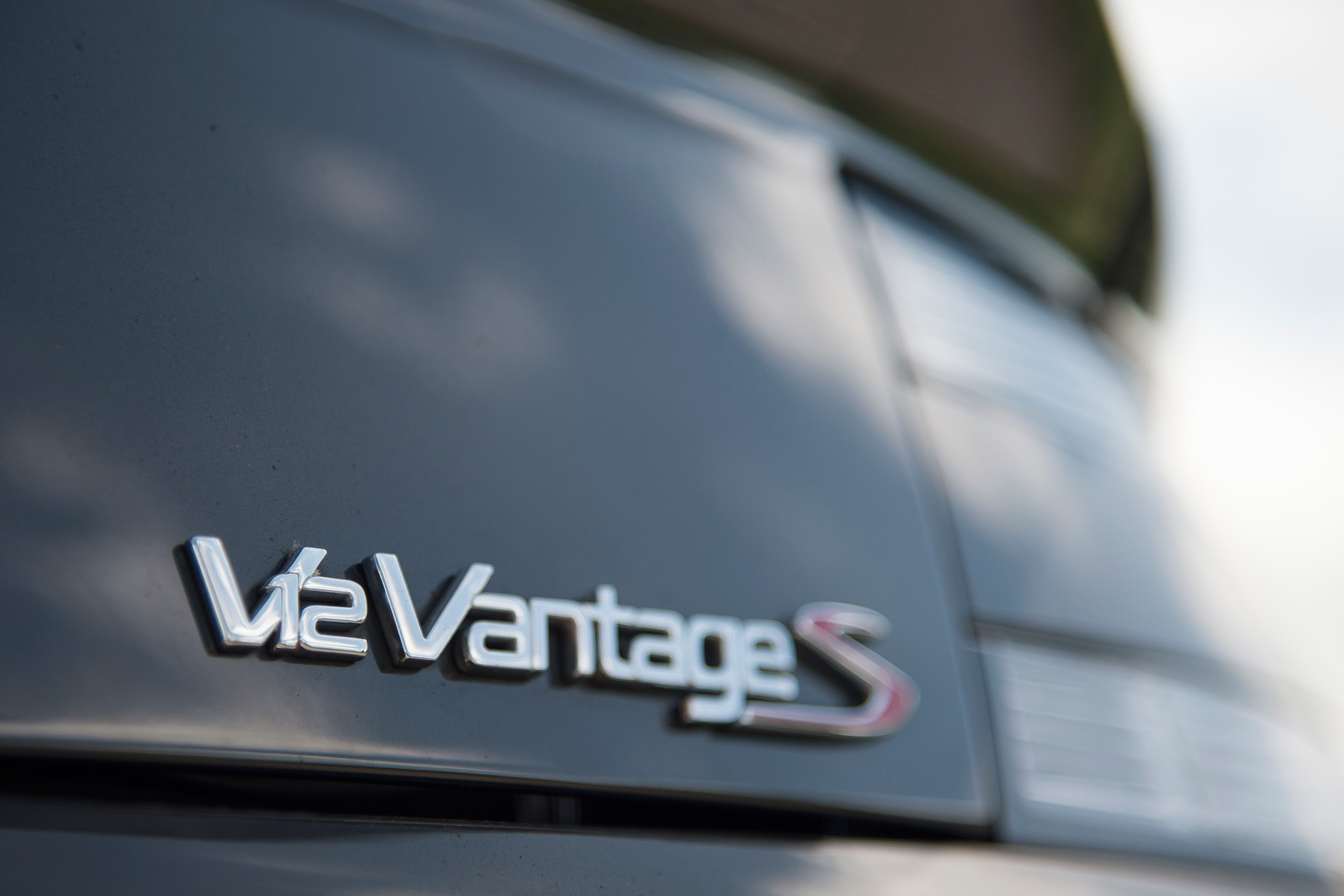 Porsche 911 Carrera GTS v Aston Martin V12 Vantage S