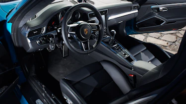 Porsche 911 Carrera S 991.2 - interior