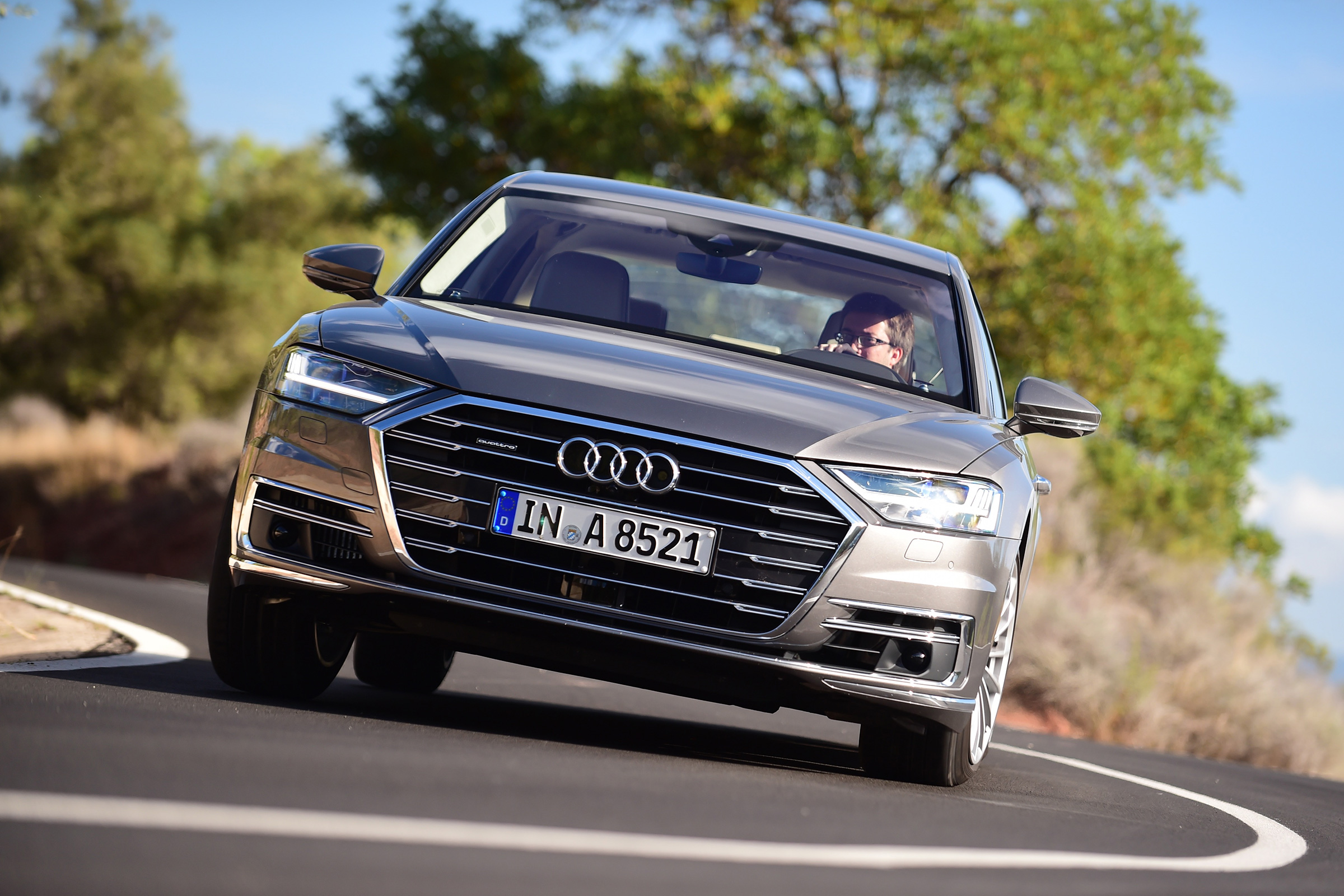 Audi A8 - front dynamic