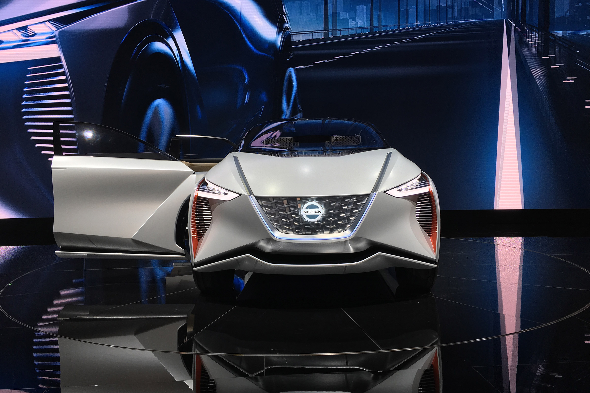 Nissan iMx Concept - live front
