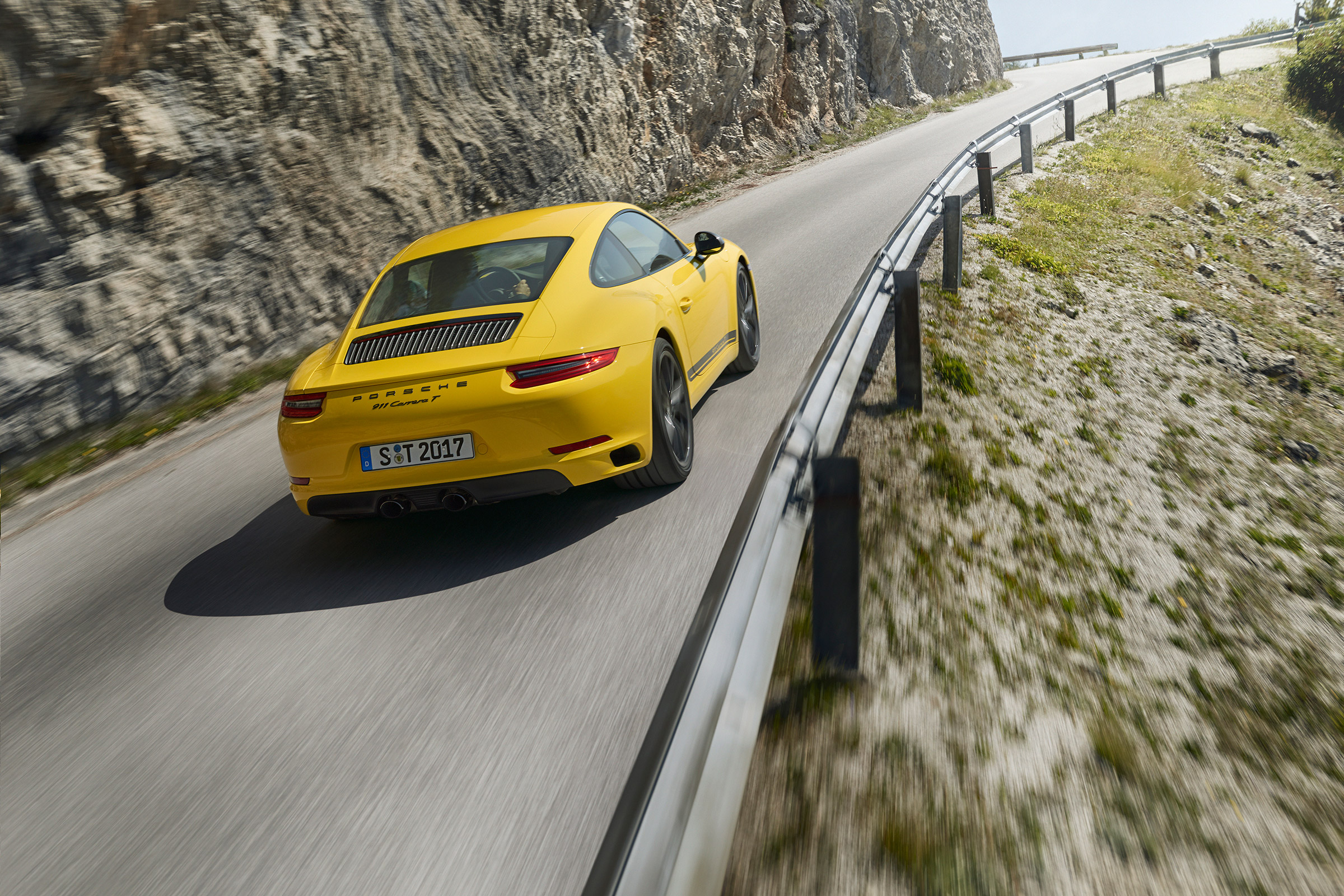 Porsche 911 Carrera T - rear driving