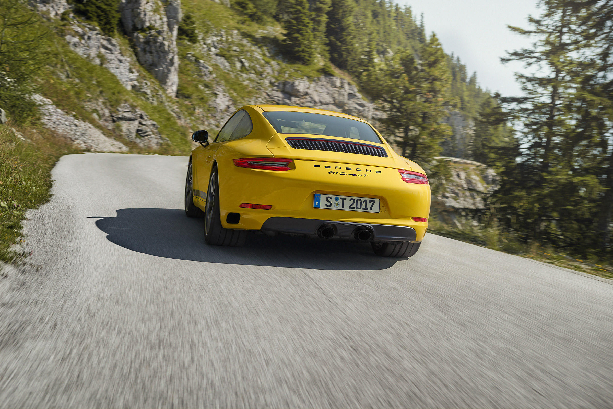 Porsche 911 Carrera T - rear driving\