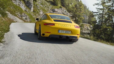 Porsche 911 Carrera T - rear driving\