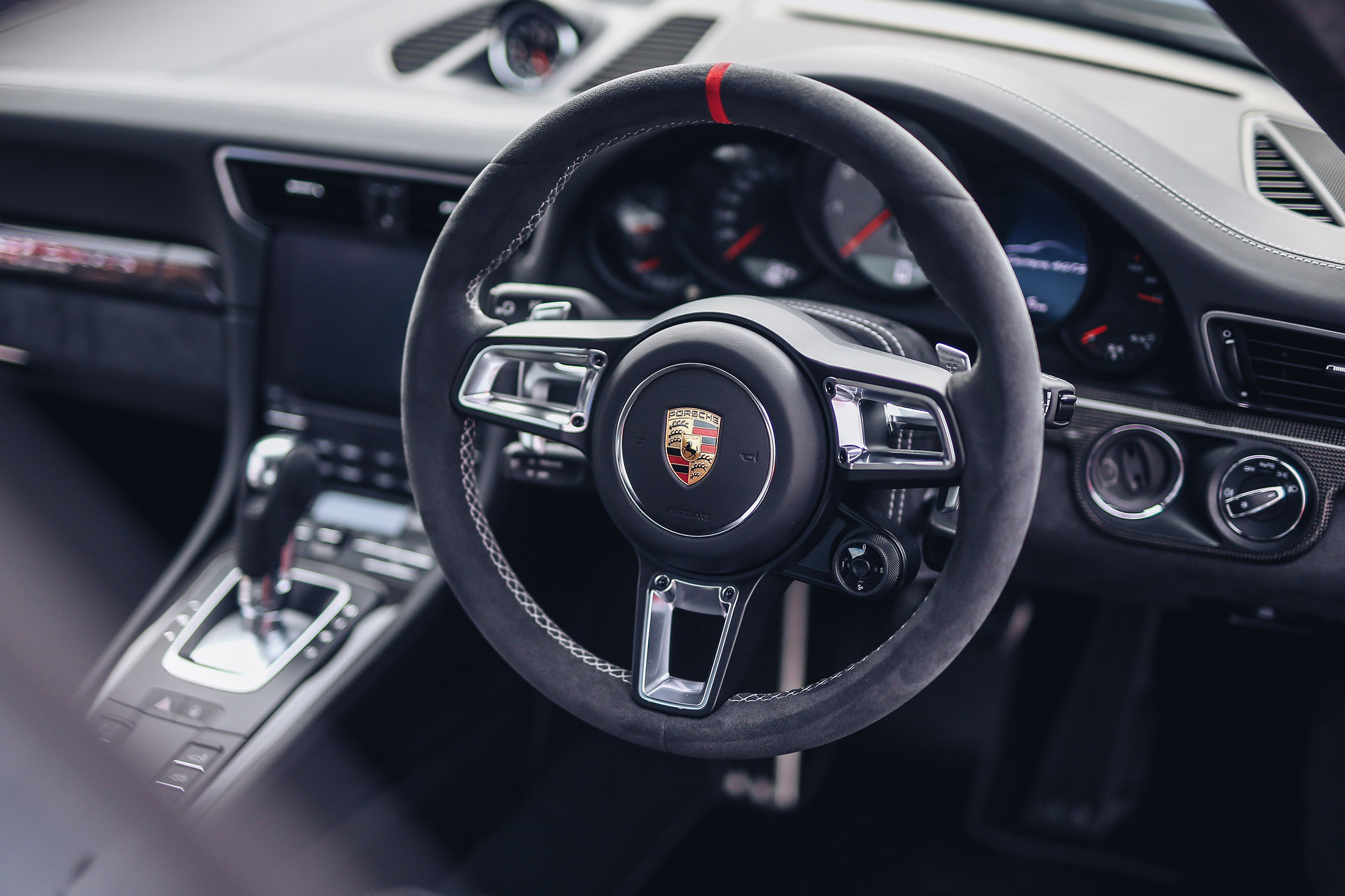 Porsche 911 Carrera 4 GTS - interior