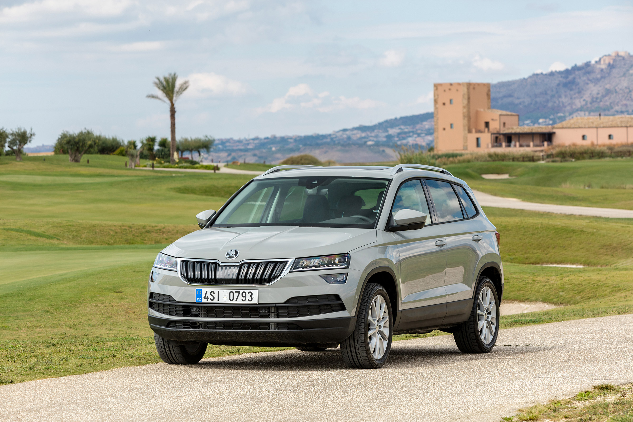 Skoda Karoq (grey) - front 1