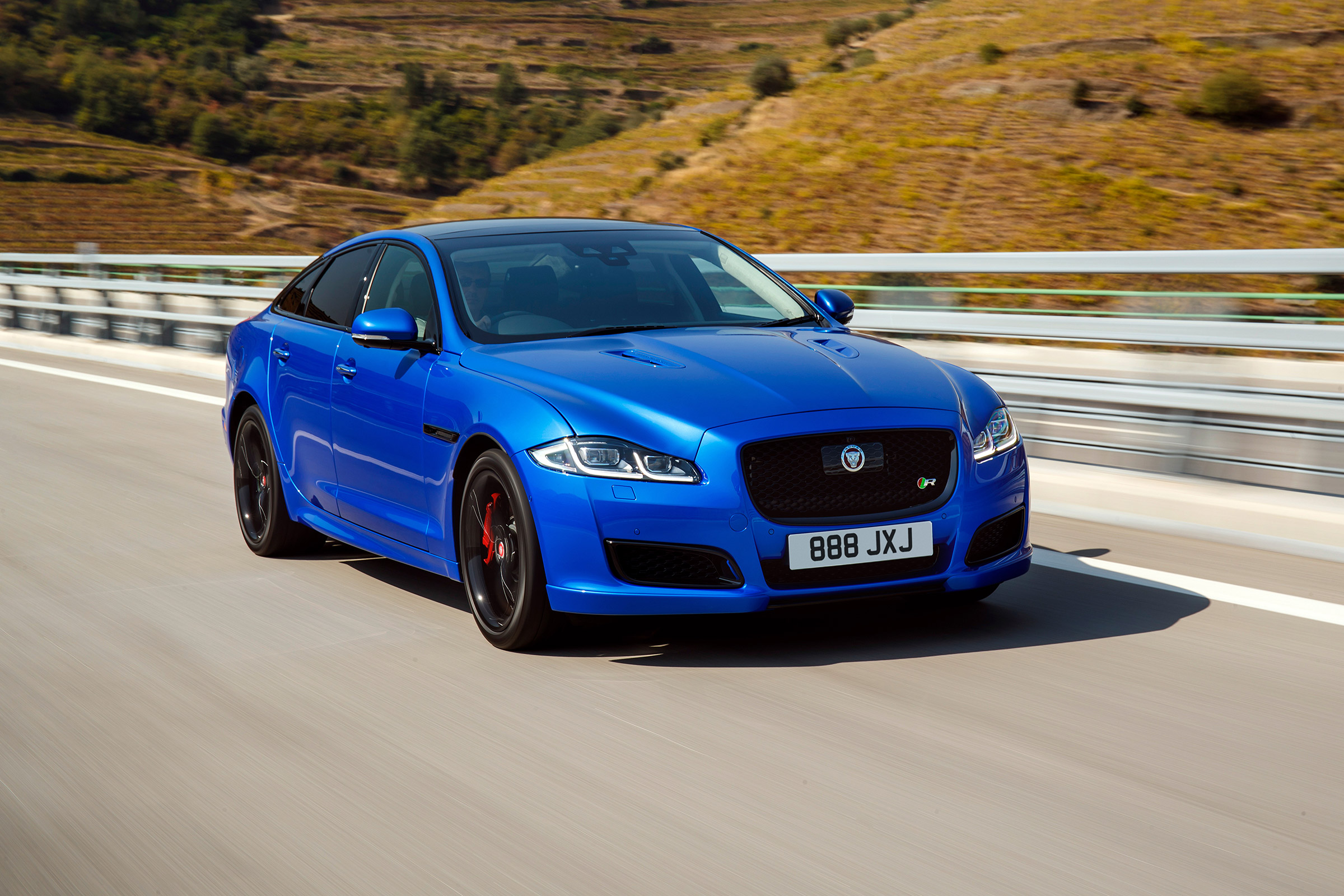 Jaguar XJR575 Portugal - front driving