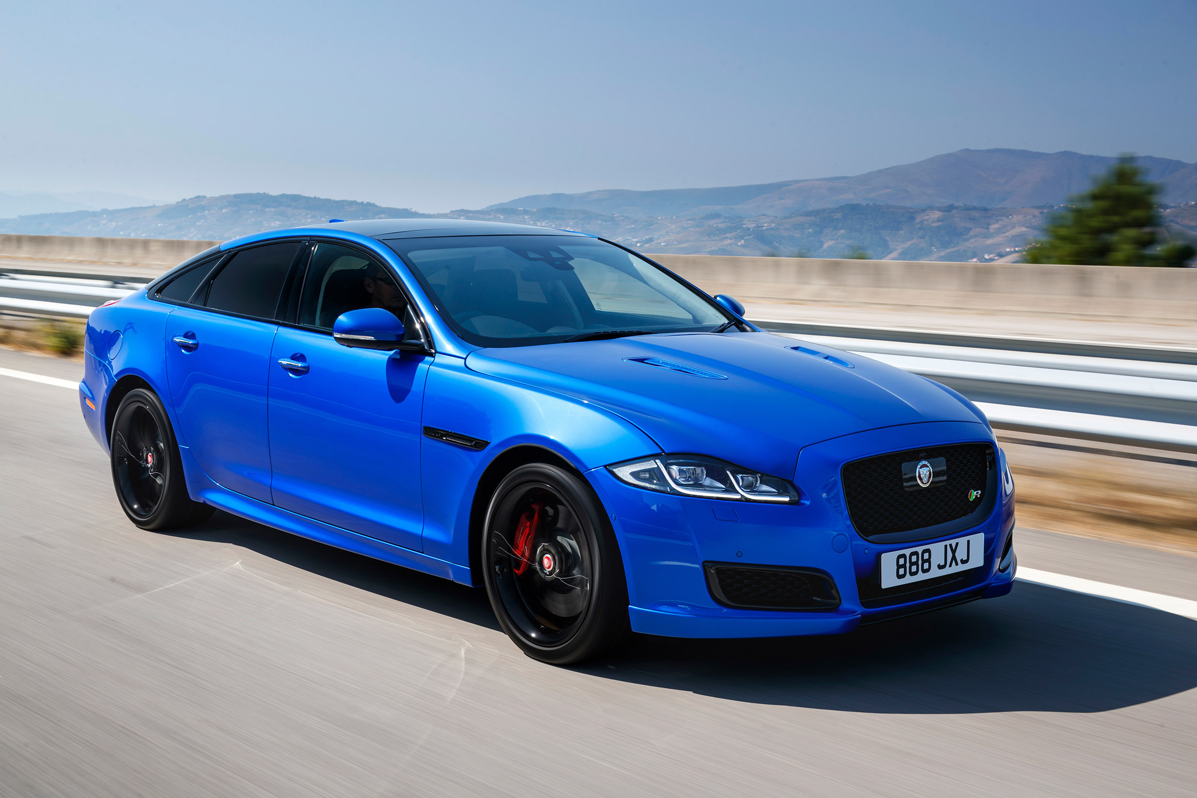 Jaguar XJR575 Portugal - front quarter