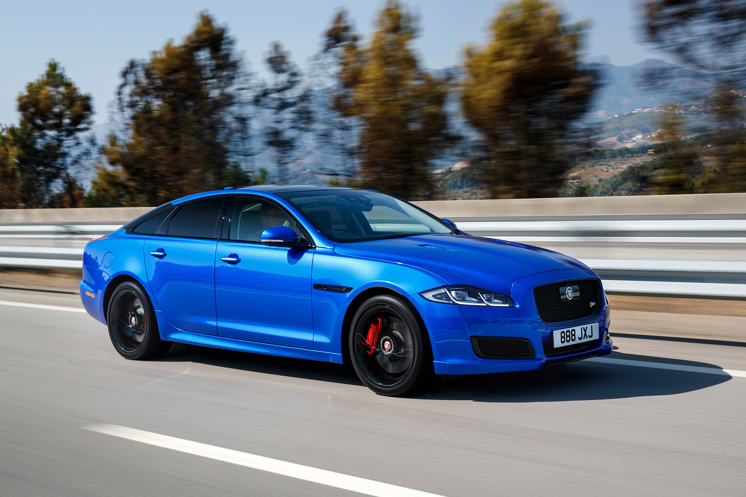 Jaguar XJR575 Portugal - front