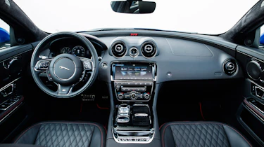Jaguar XJR575 Portugal - interior