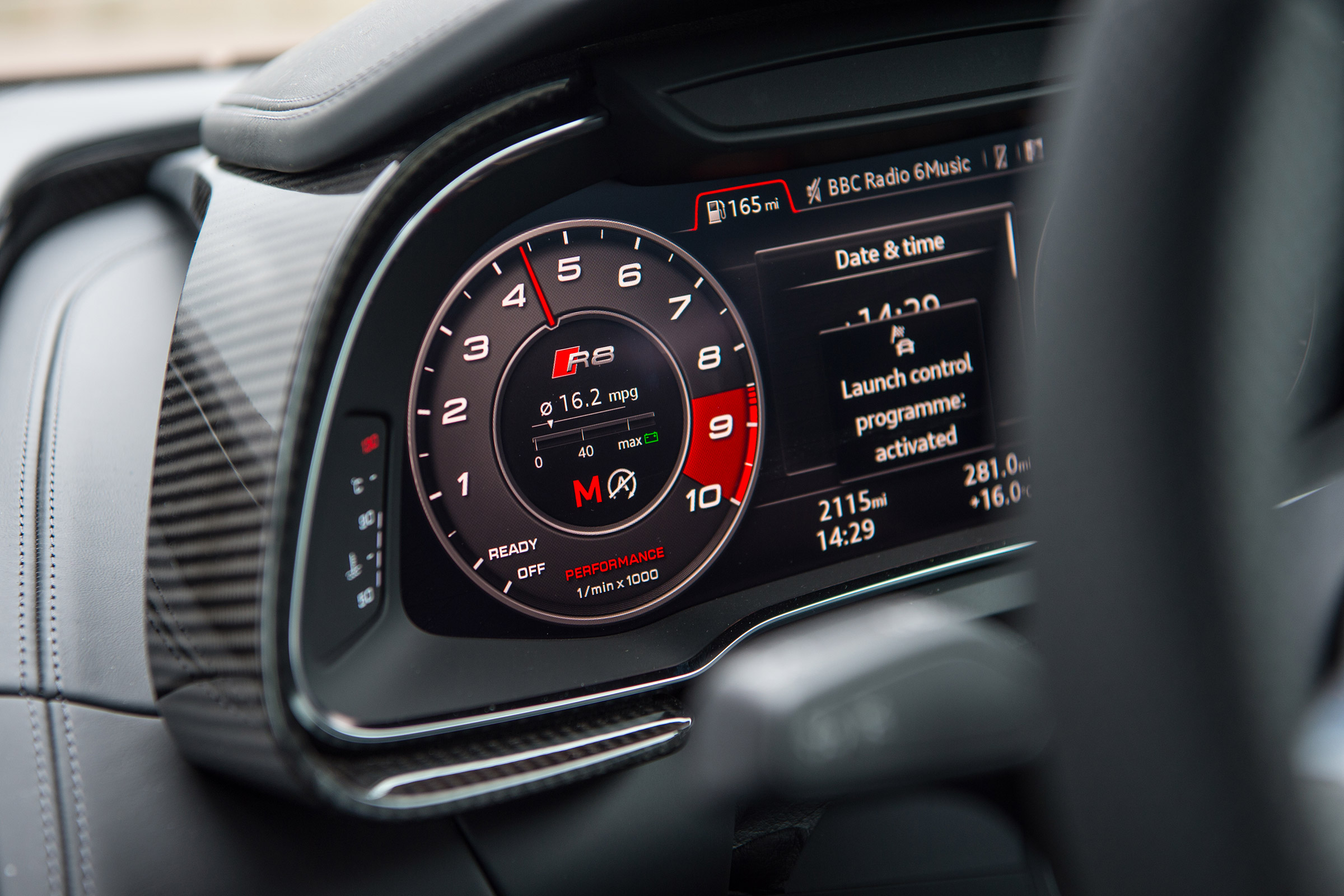 Tesla v R8 - dials
