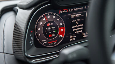 Tesla v R8 - dials