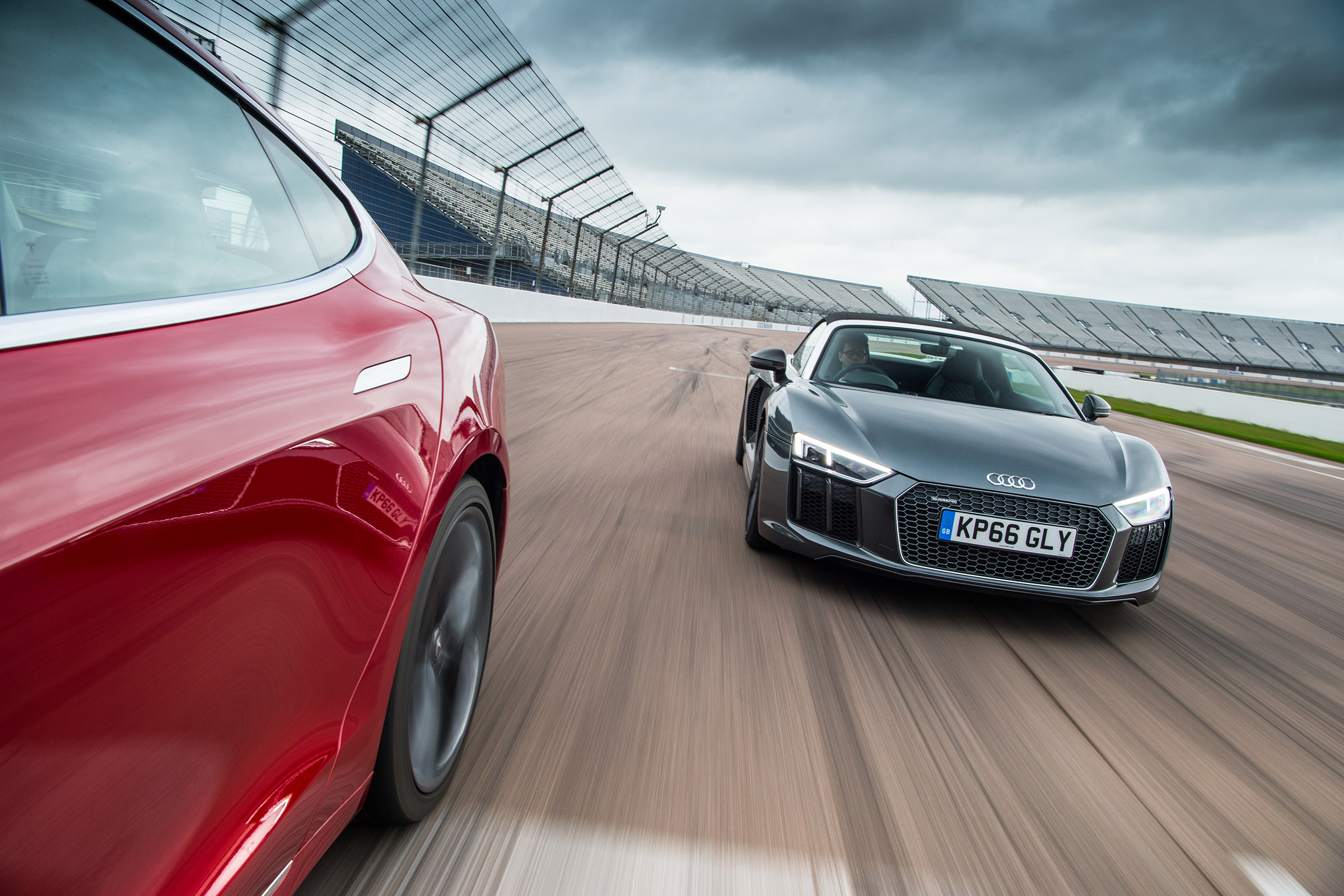 Tesla v R8 - track