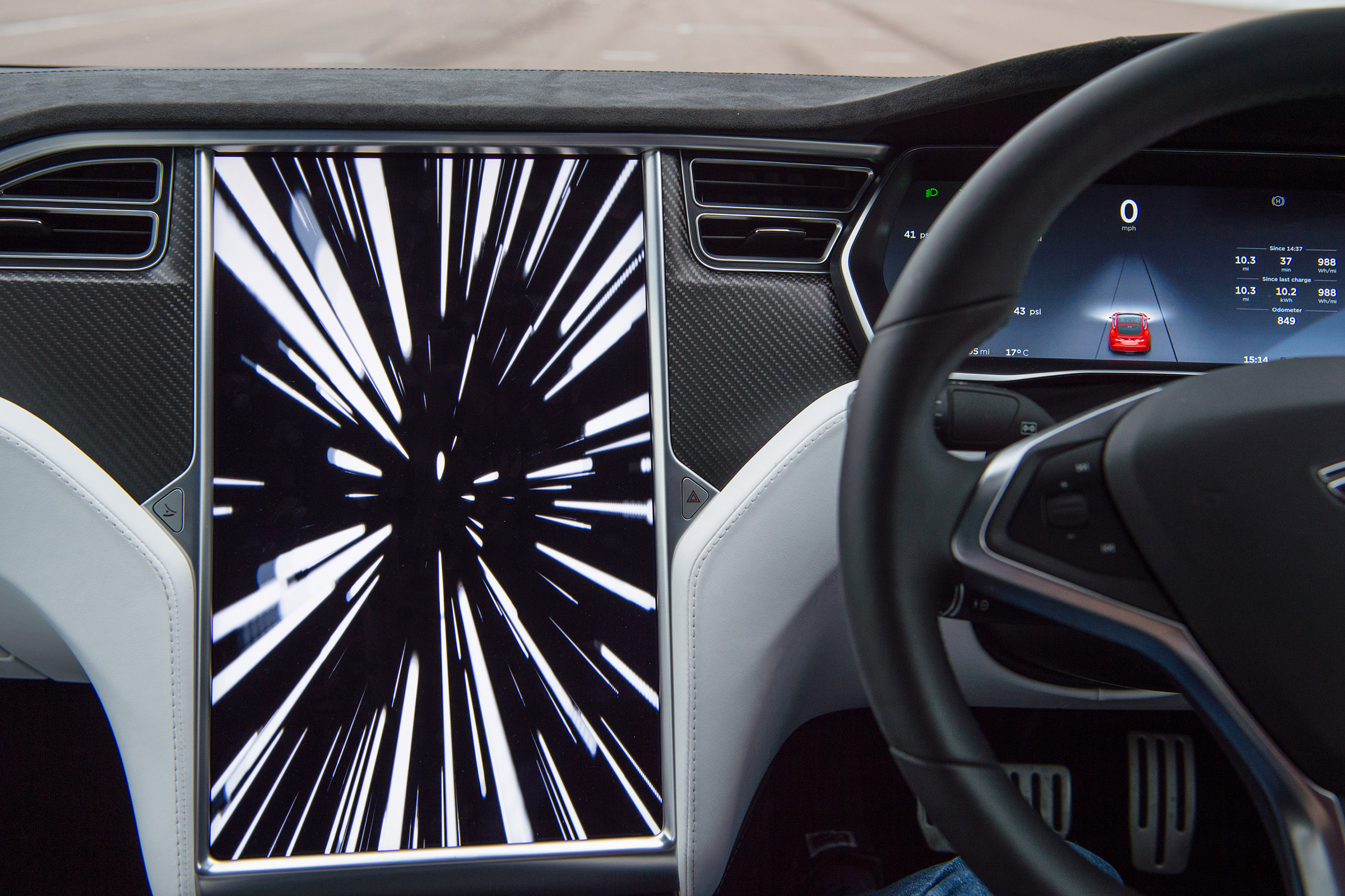 Tesla v R8 - screen