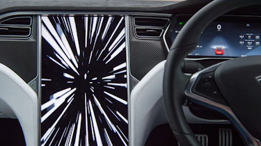Tesla v R8 - screen