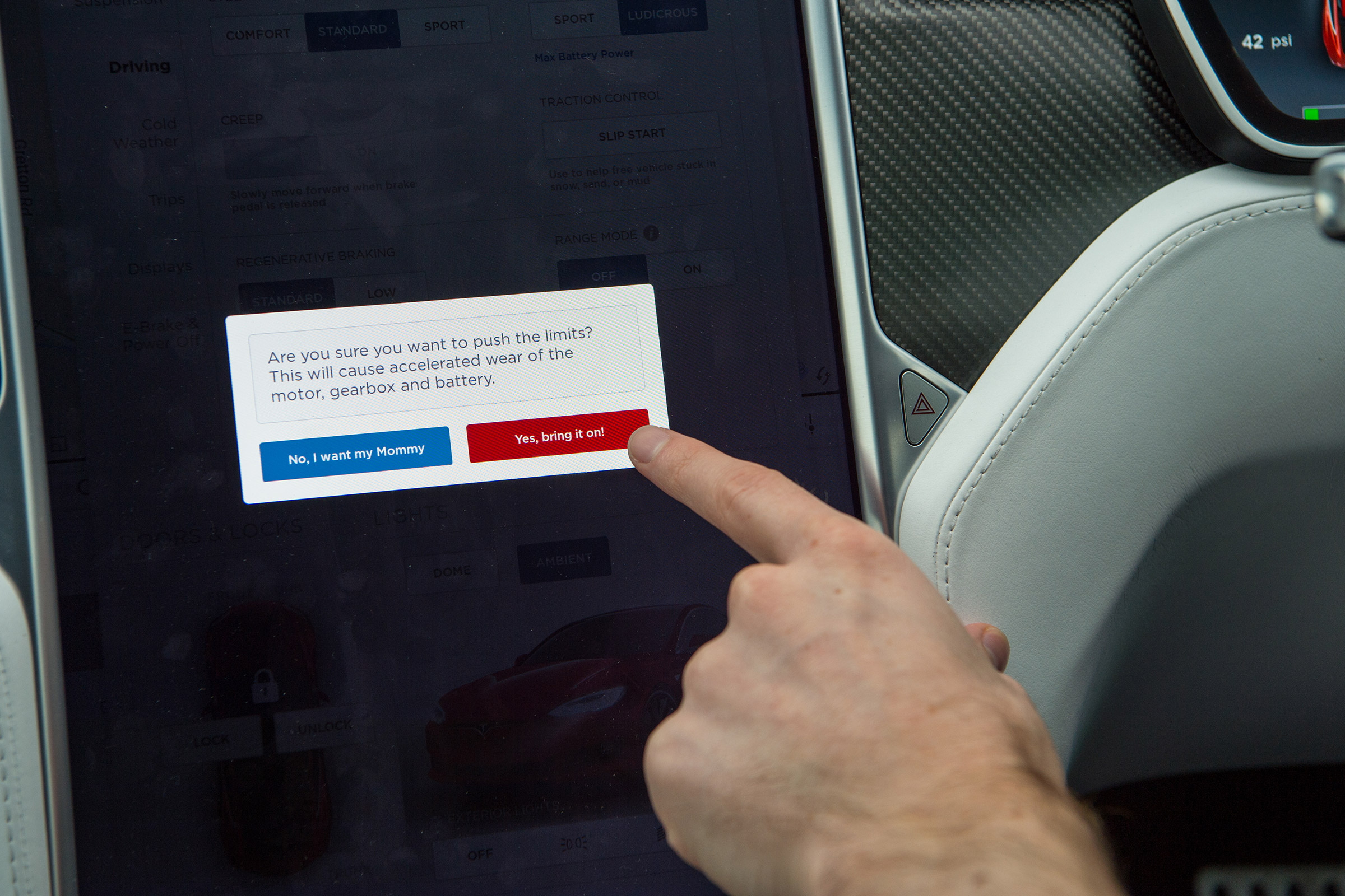 Tesla v R8 - screen