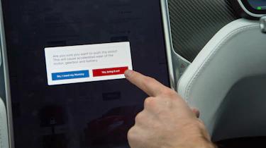 Tesla v R8 - screen