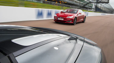 Tesla v R8 - deck