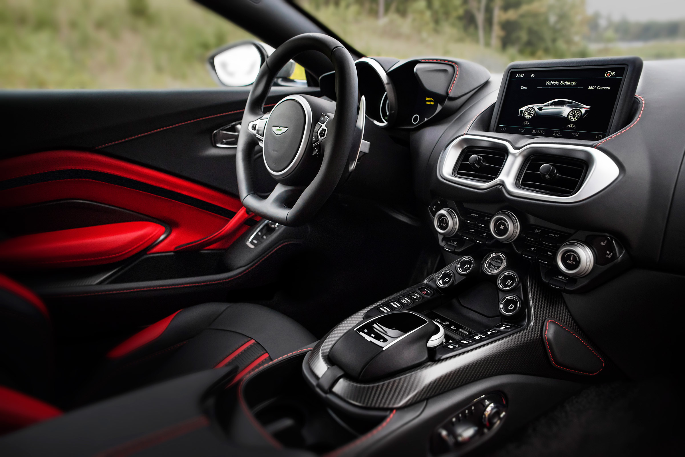 Aston Martin Vantage - silver interior