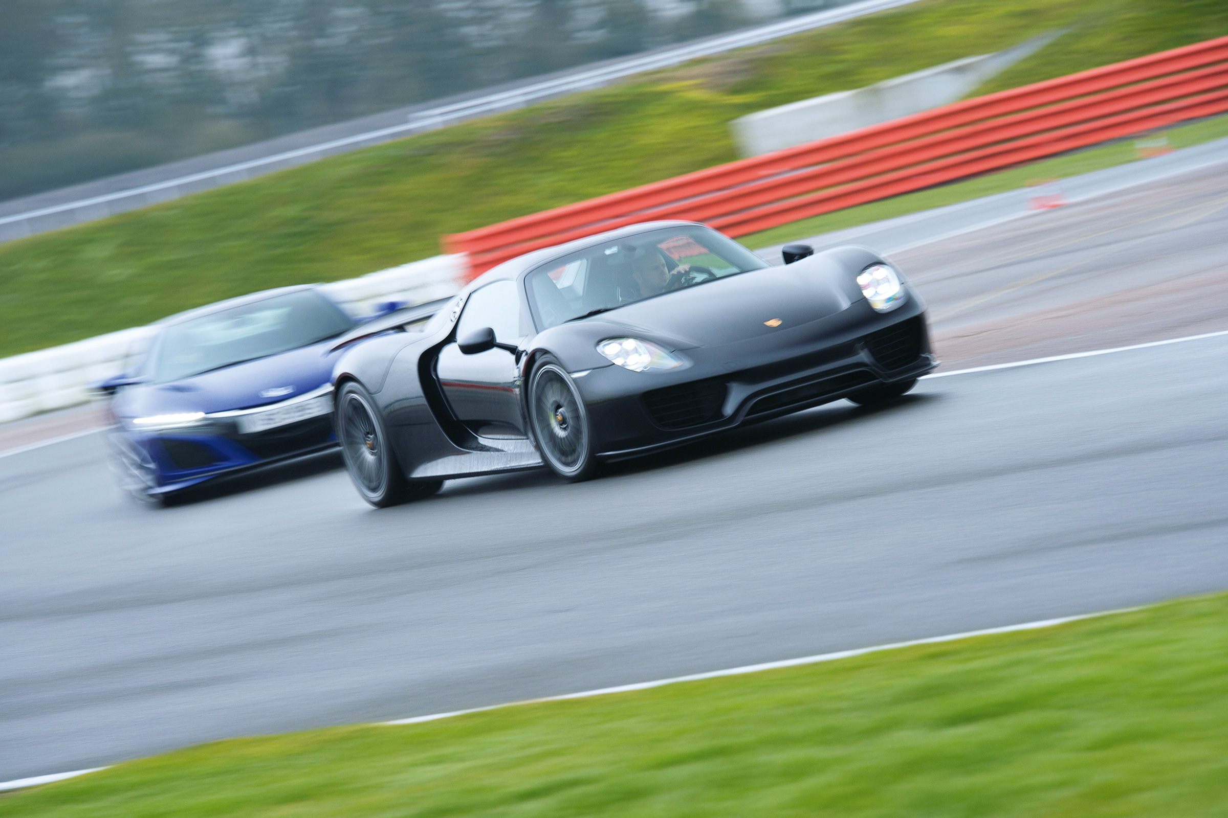 Honda NSX and Porsche 918 – cornering 