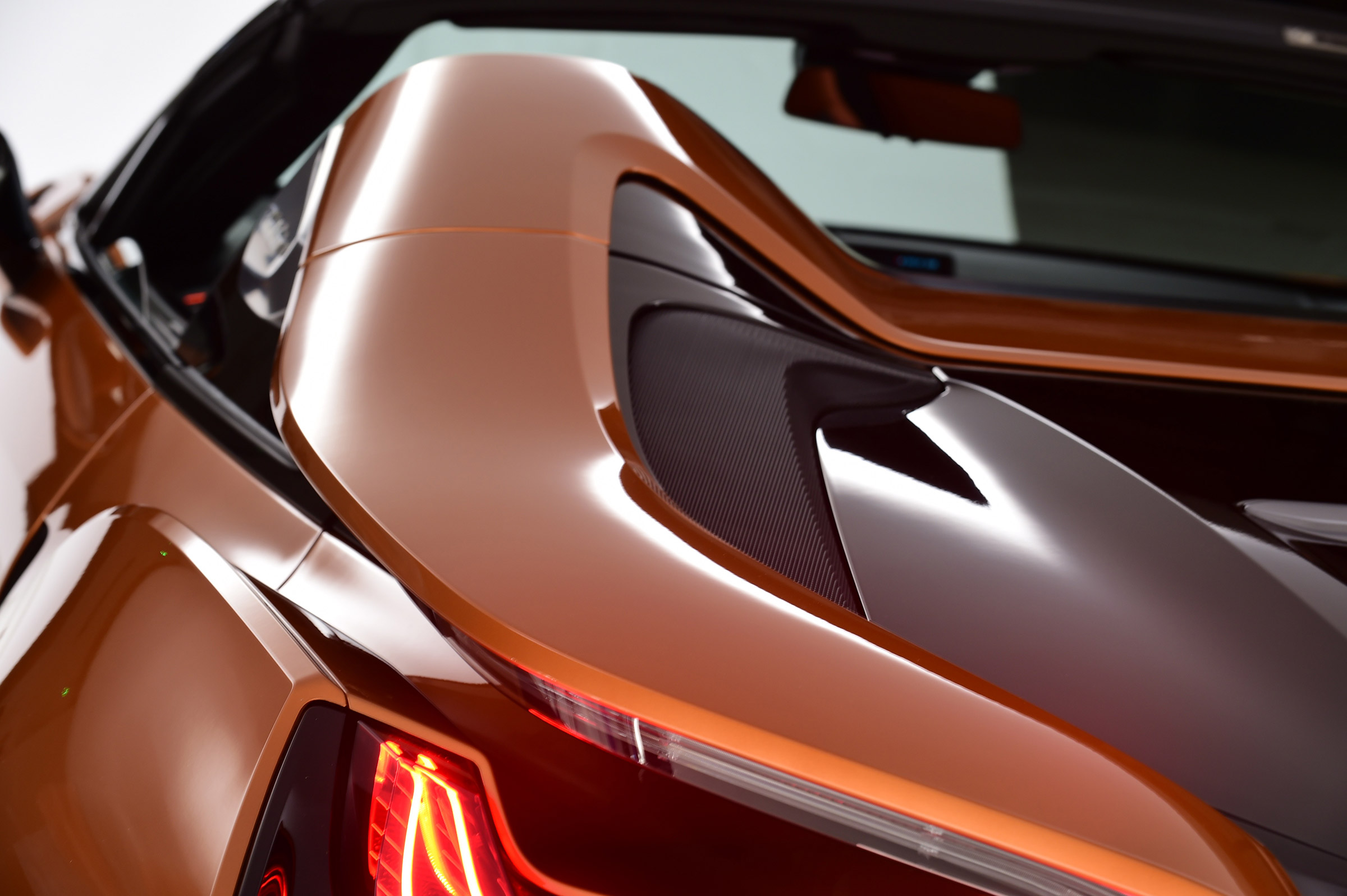 BMW i8 Roadster - buttress