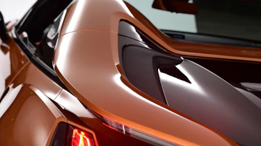 BMW i8 Roadster - buttress
