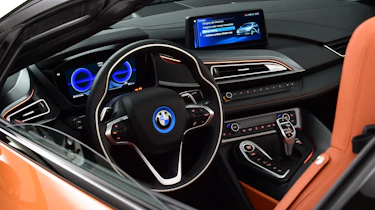 BMW i8 Roadster - dash