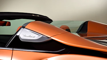 BMW i8 Roadster - buttress