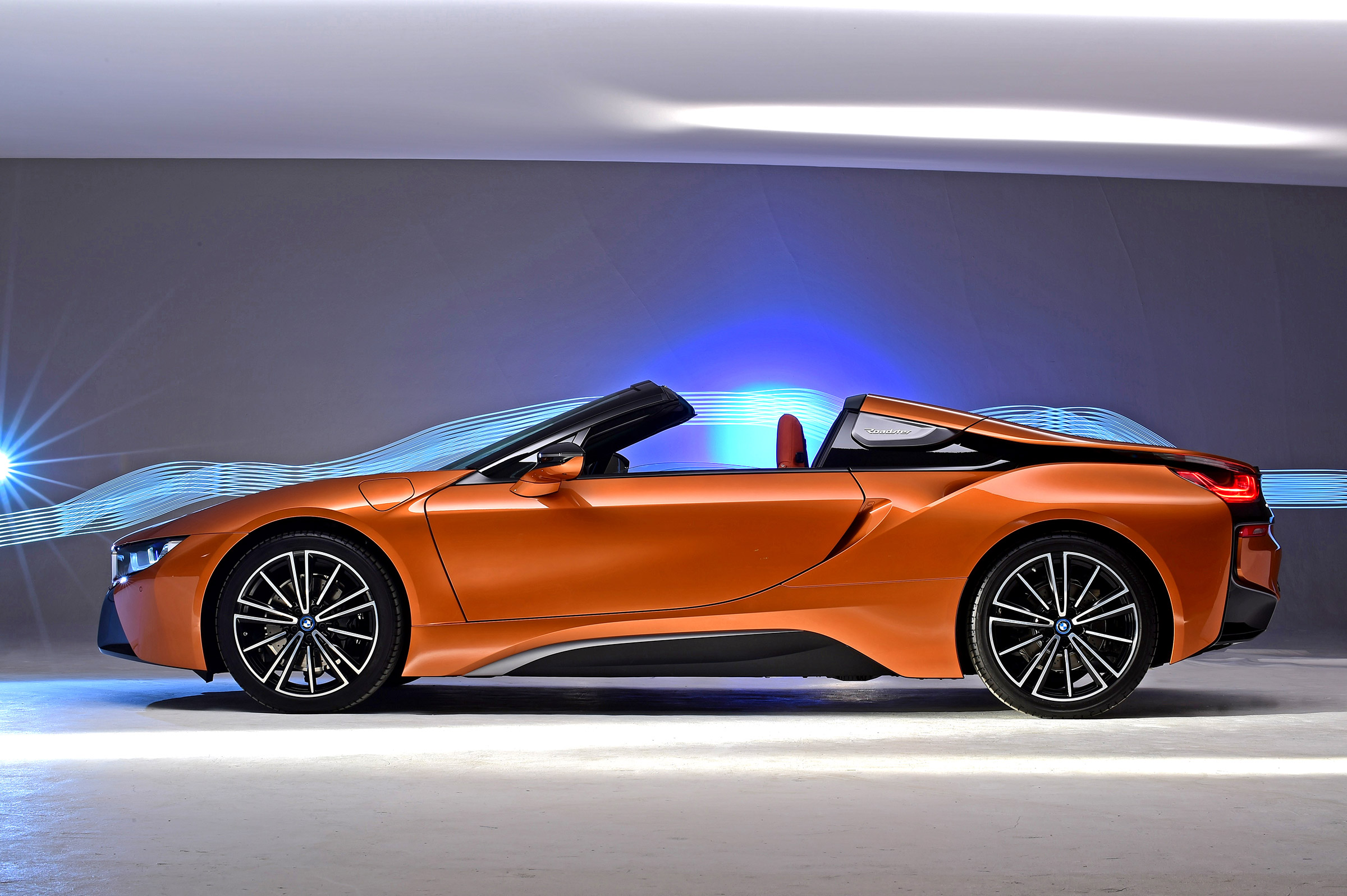 BMW i8 Roadster - profile
