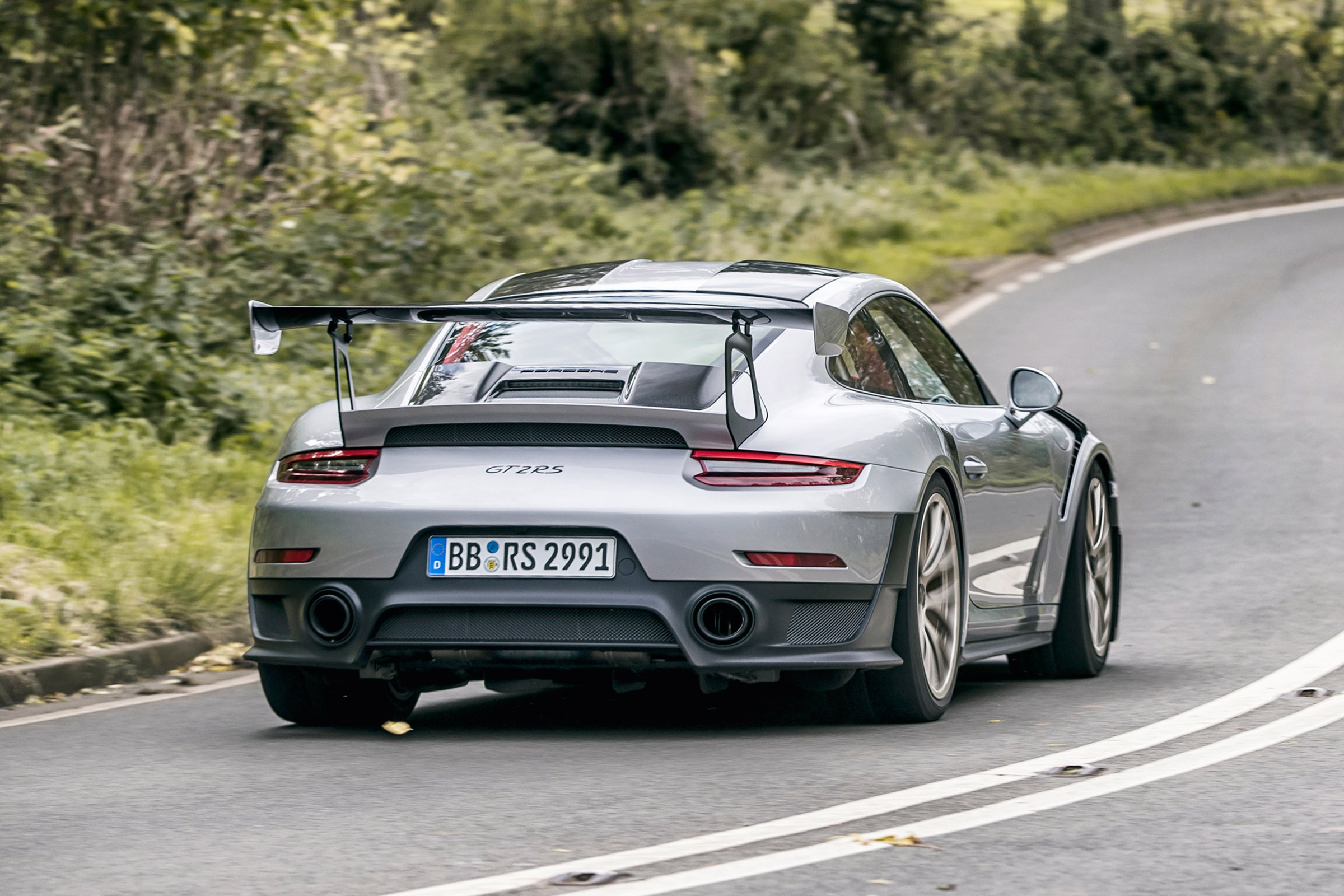 Porsche 911 GT2 RS - rear dynamic