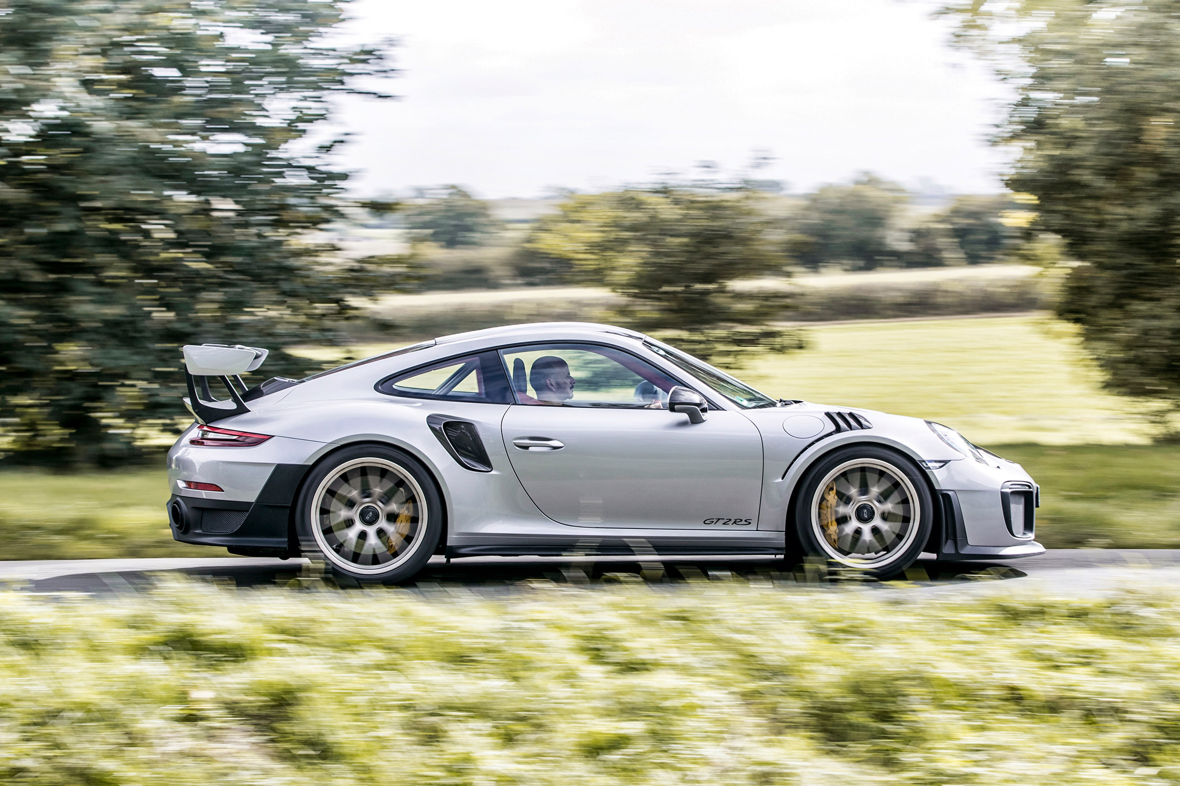 Porsche 911 GT2 RS - profile